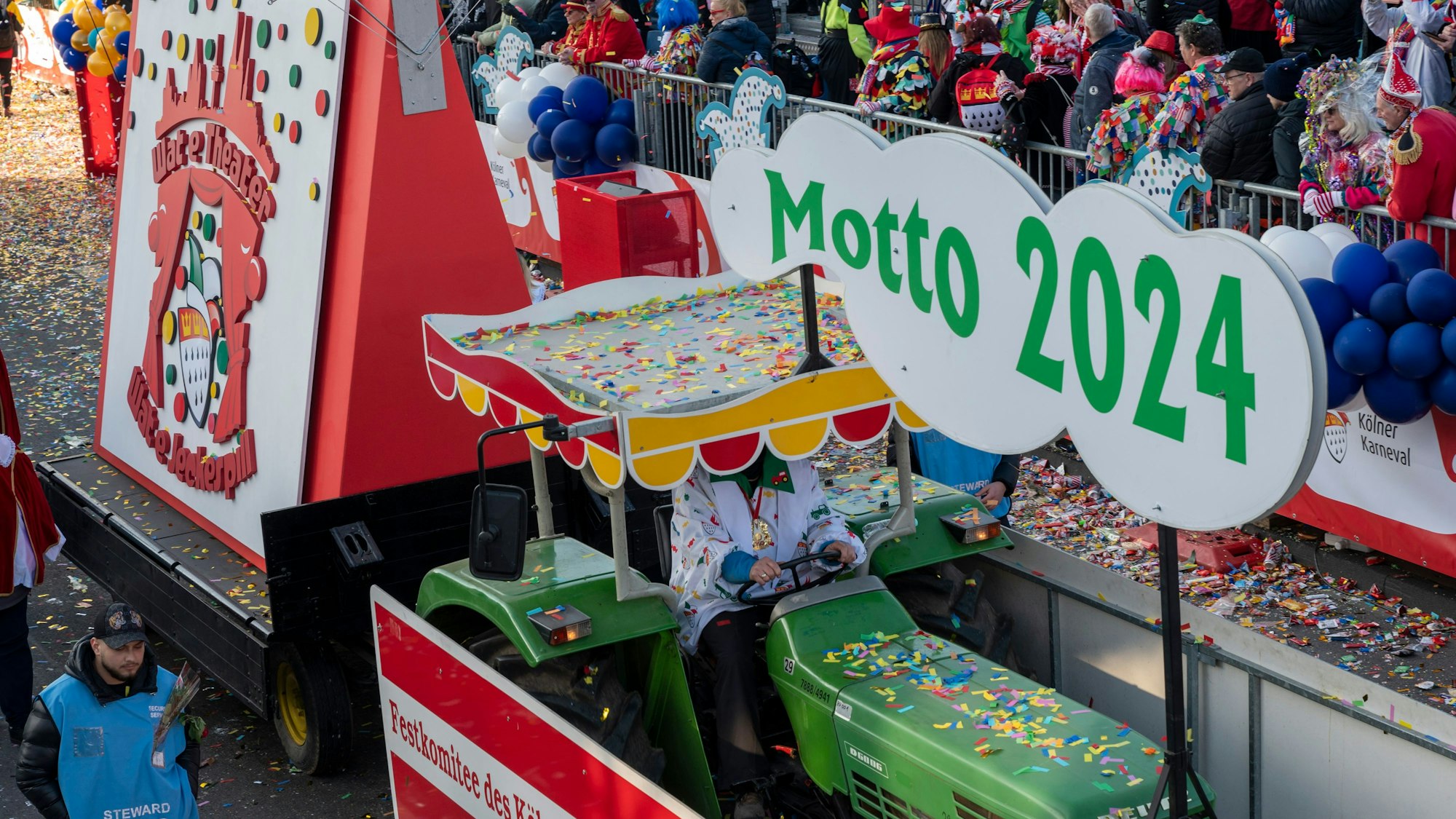 Der Wagen mit dem Motto-Logo steht in Deutz.
