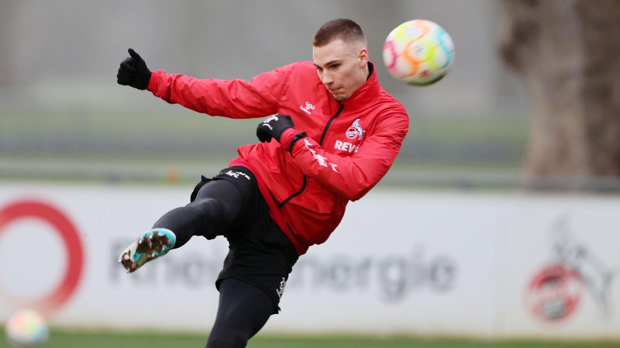 Tim Lemperle auf dem Trainingsplatz des 1. FC Köln; der Angreifer versucht einen Seitfallzieher