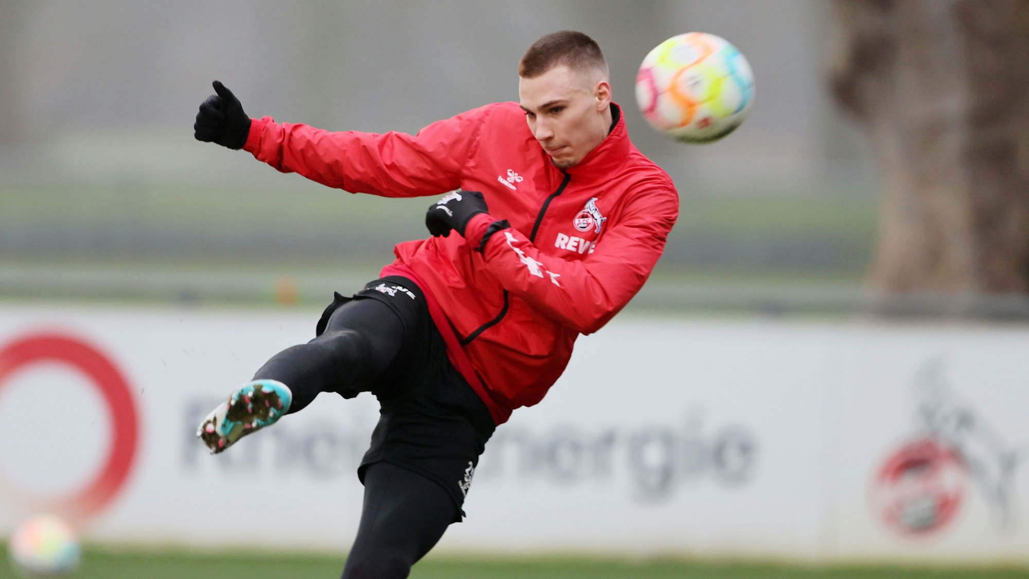 Tim Lemperle auf dem Trainingsplatz des 1. FC Köln; der Angreifer versucht einen Seitfallzieher
