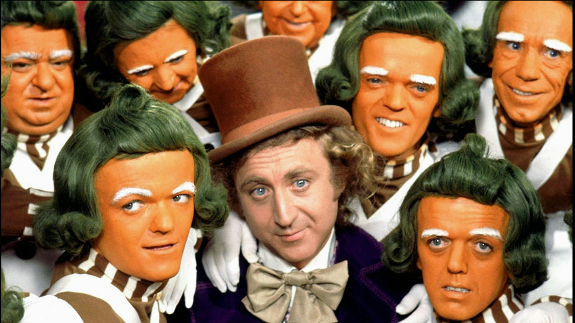 Gene Wilder als Willy Wonka, mit Statisten, die Oompa Loompas spielen, in einer Szene aus dem Film Willy Wonka und die Schokoladenfabrik von 1971, der auf dem Kinderbuchklassiker von Roald Dahl basiert.