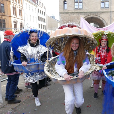 Im Südstadt-Zug wurden Sandkästen zu Kostümen umfunktioniert.