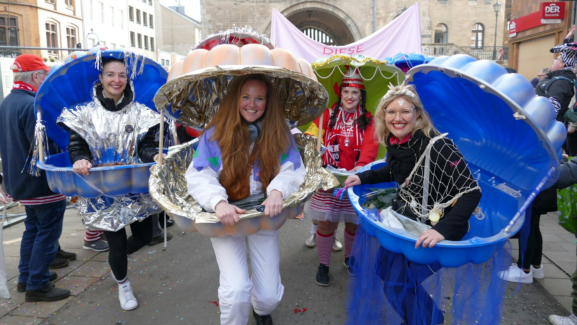 Im Südstadt-Zug wurden Sandkästen zu Kostümen umfunktioniert.