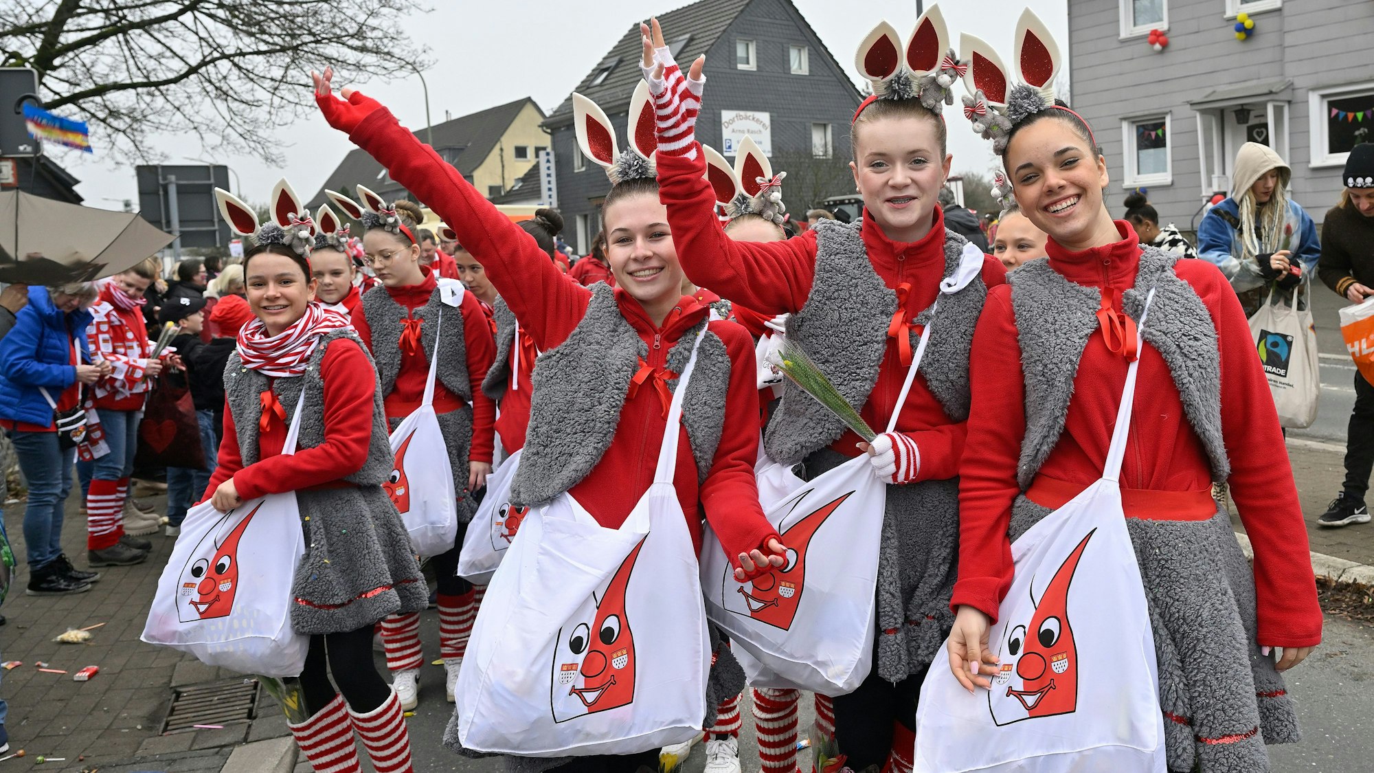 Eine Gruppe Mädchen ist als Esel verkleidet.