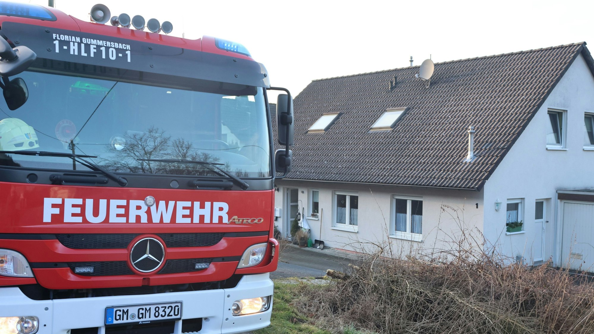 Ein Löschfahrzeug der Feuerwehr vor dem Wohnhaus.