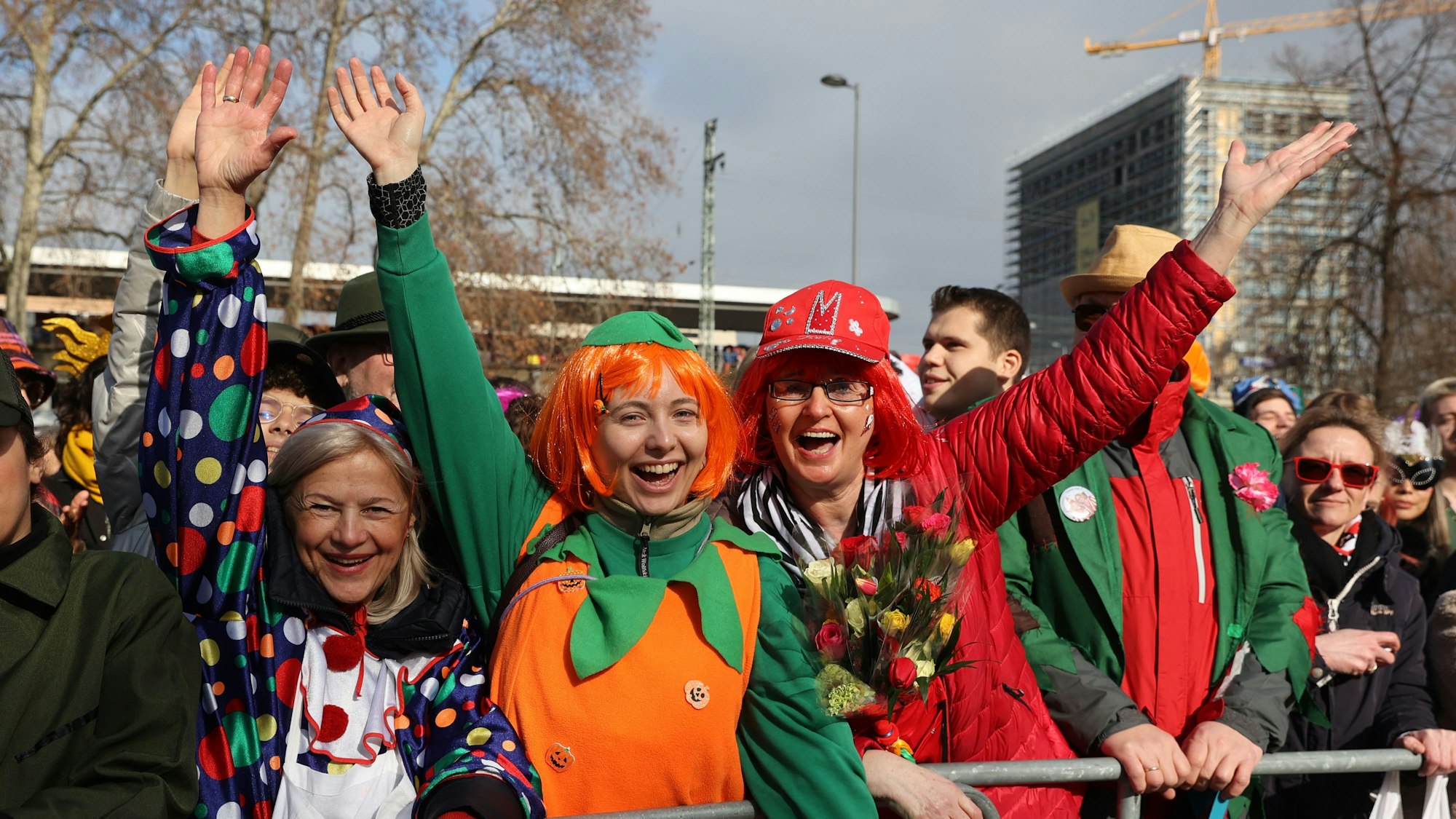 Kostümierte Frauen lachen und jubeln in die Kamera.