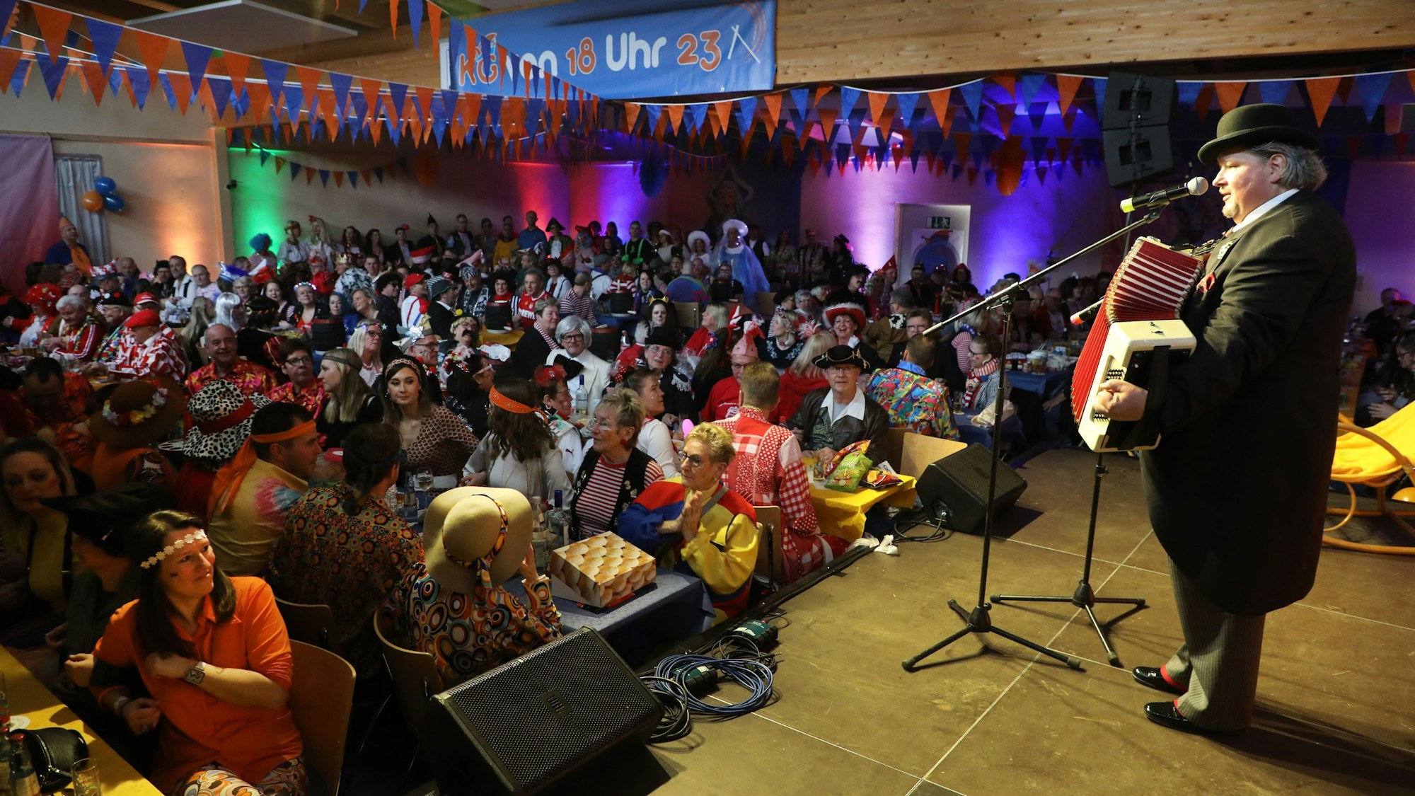 Thomas Cüpper auf der Bühne der Schützenhalle in Köln-Stammheim.