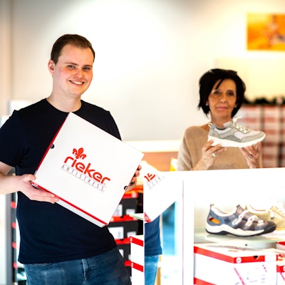 Mitarbeiter:innen des Geschäfts präsentieren Schuhe von Rieker