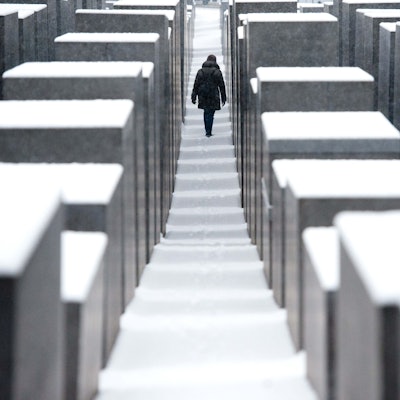 Schnee liegt am 06.12.2012 in Berlin auf dem Holocaust-Mahnmal.