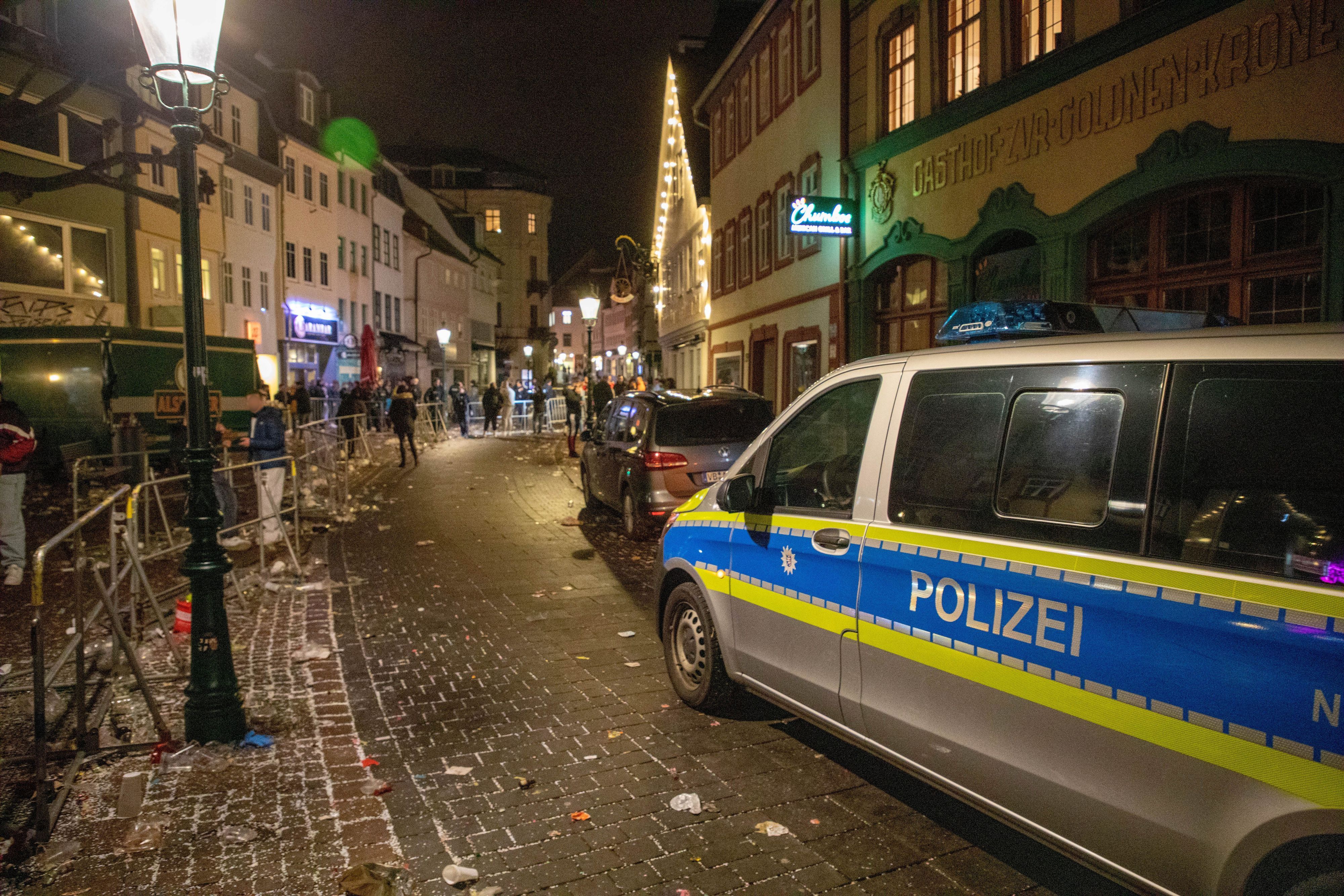 Es ist ein Polizeiwagen zu sehen, der auf der Straße steht.