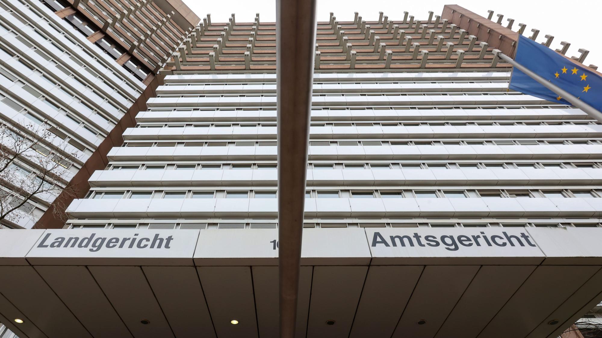 Das Justizzentrum Köln von außen-unten fotografiert.