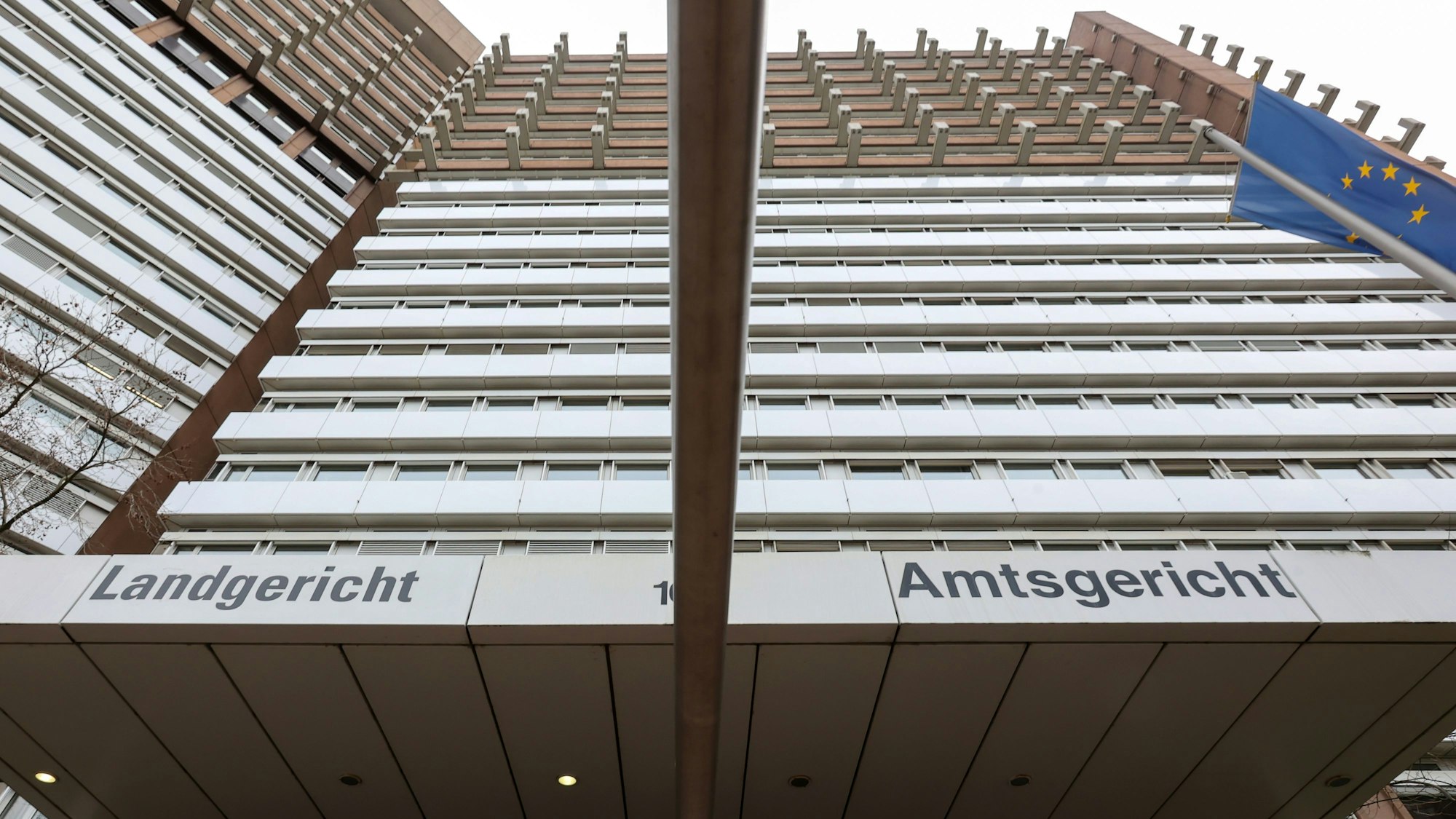 Das Justizzentrum Köln von außen-unten fotografiert.