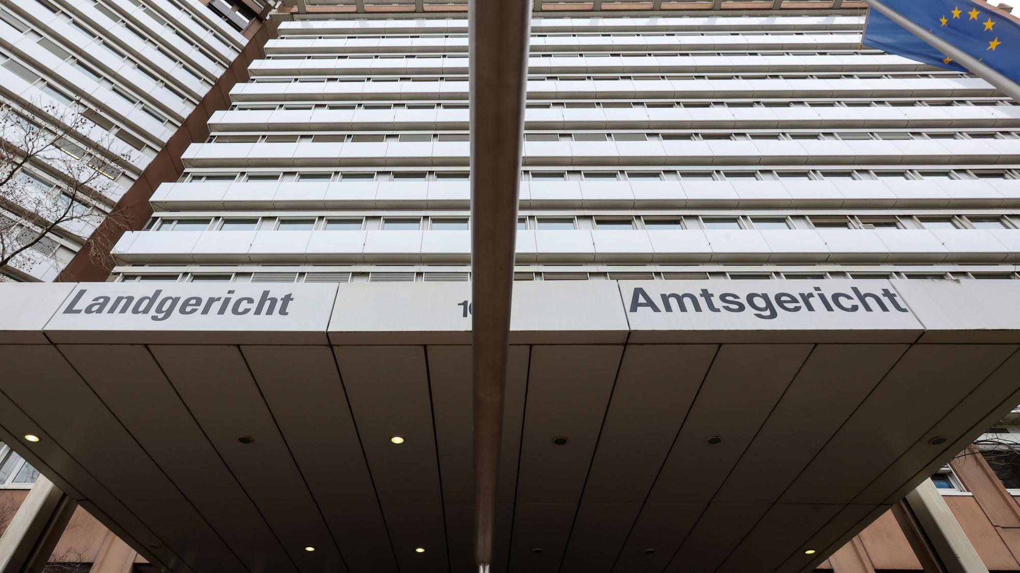 Das Bild zeigt den Eingang des Kölner Landgerichts.