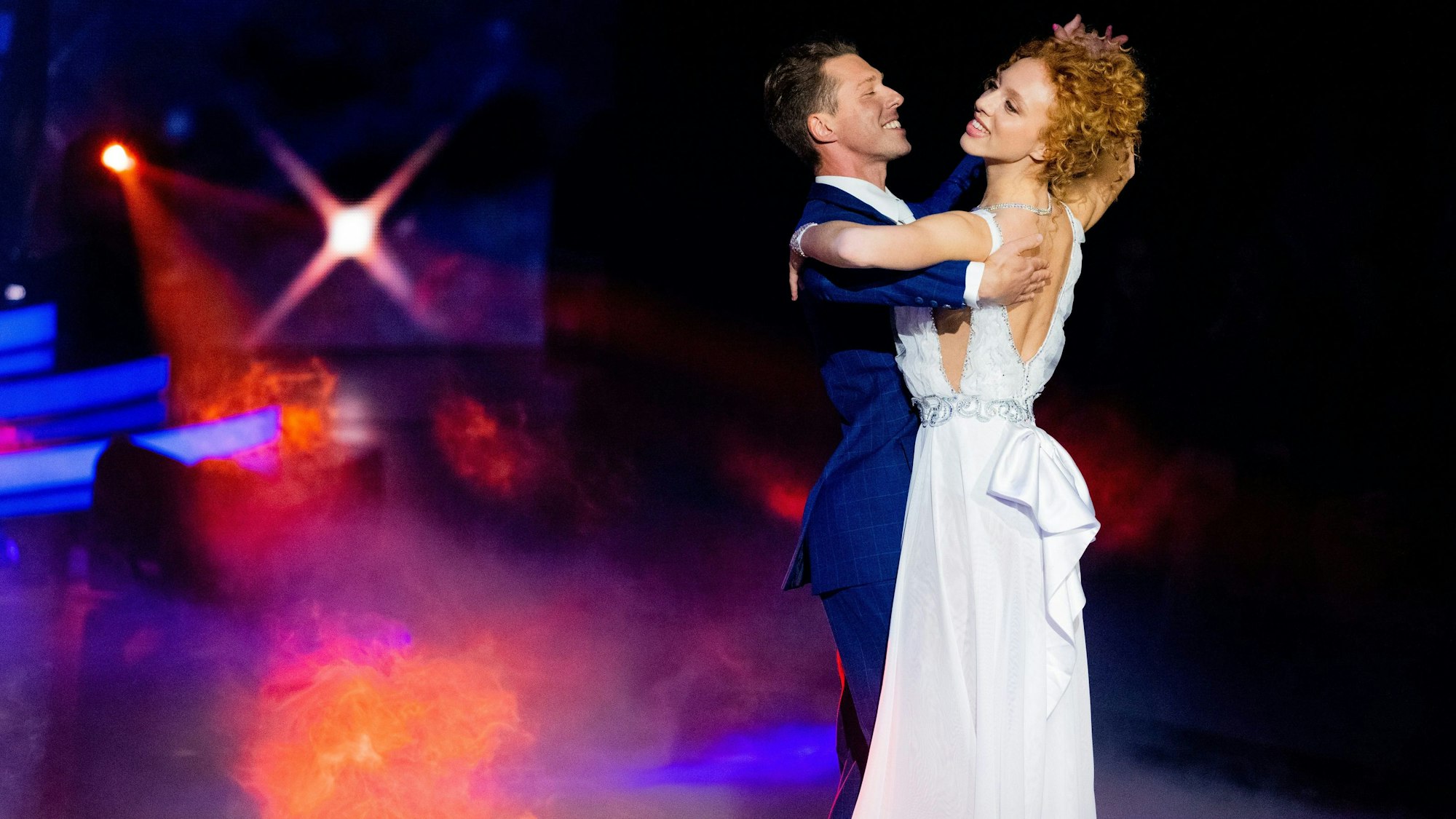 Anna Ermakova, Model, und Valentin Lusin, Profitänzer, auf dem Parkett der RTL-Show.