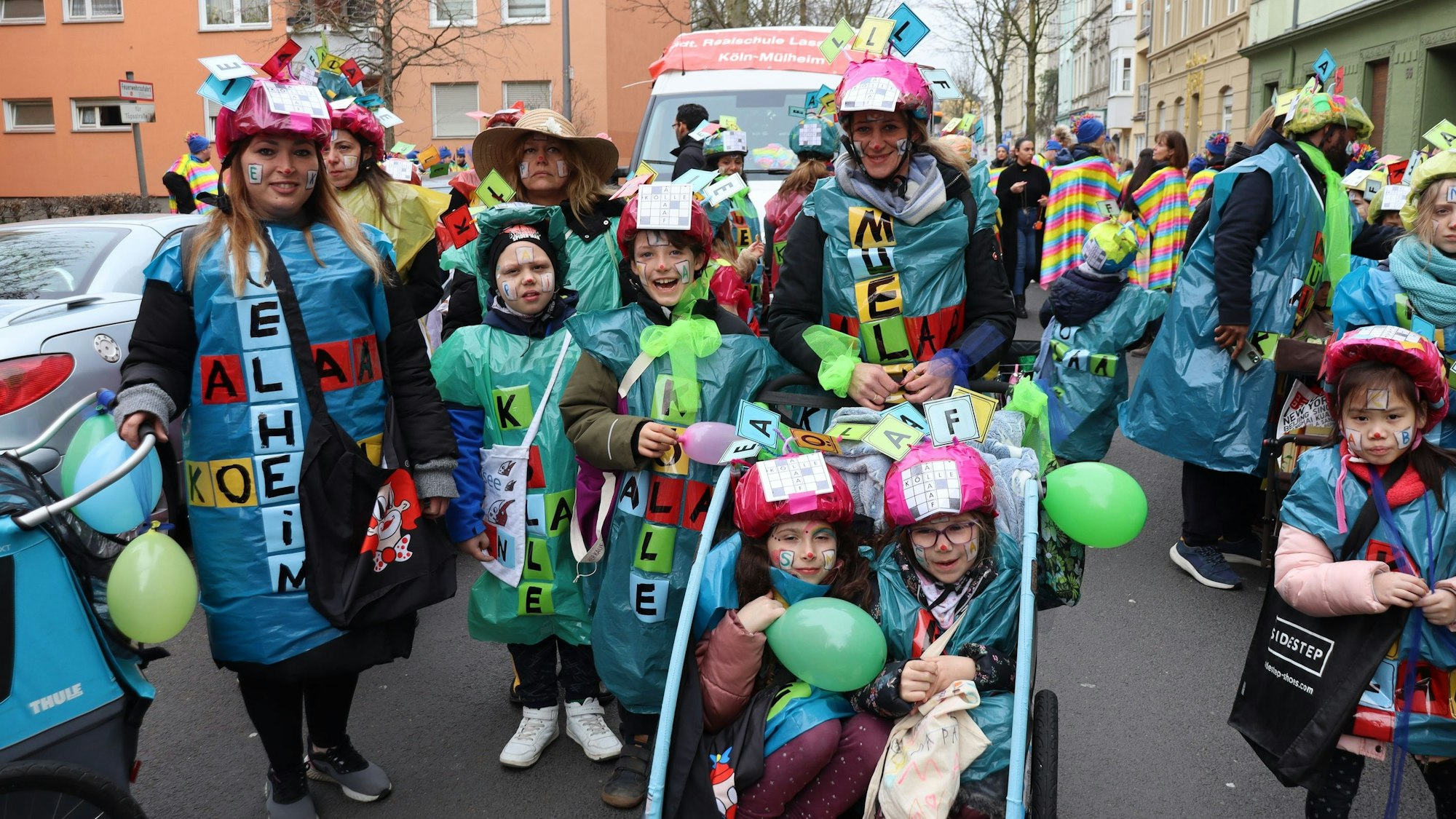 Alas bunte Kreuzworträtsel liefen die Kinder und Altern der GGS Rheinschule Mülheimer Freiheit mit. Foto: Uwe Schäfer