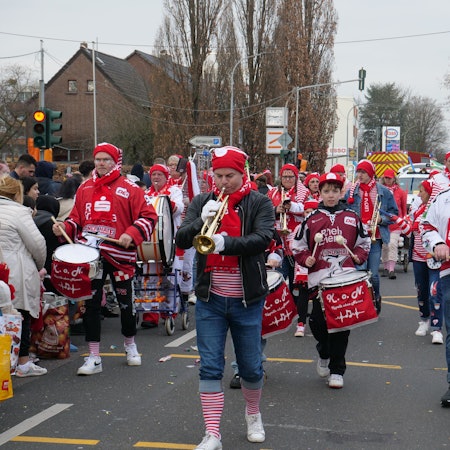 Die Kapelle, gekleidet in rot-weiß, geht im Zug mit.