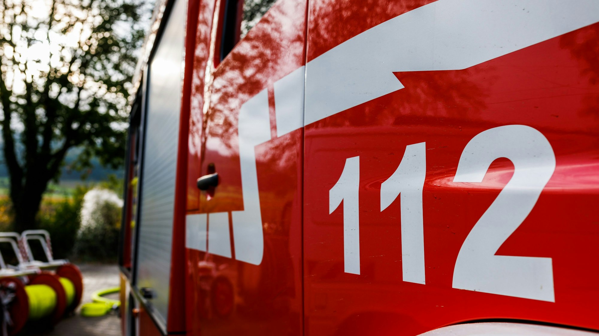Ein Einsatzfahrzeug steht während einer Einsatzübung einer Freiwilligen Feuerwehr am Einsatzort.