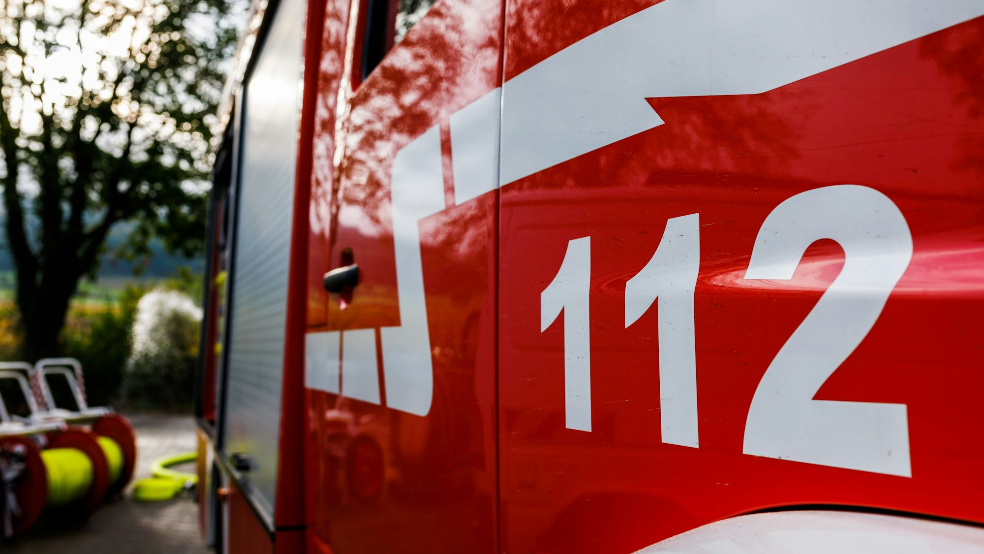 Ein Einsatzfahrzeug steht während einer Einsatzübung einer Freiwilligen Feuerwehr am Einsatzort.