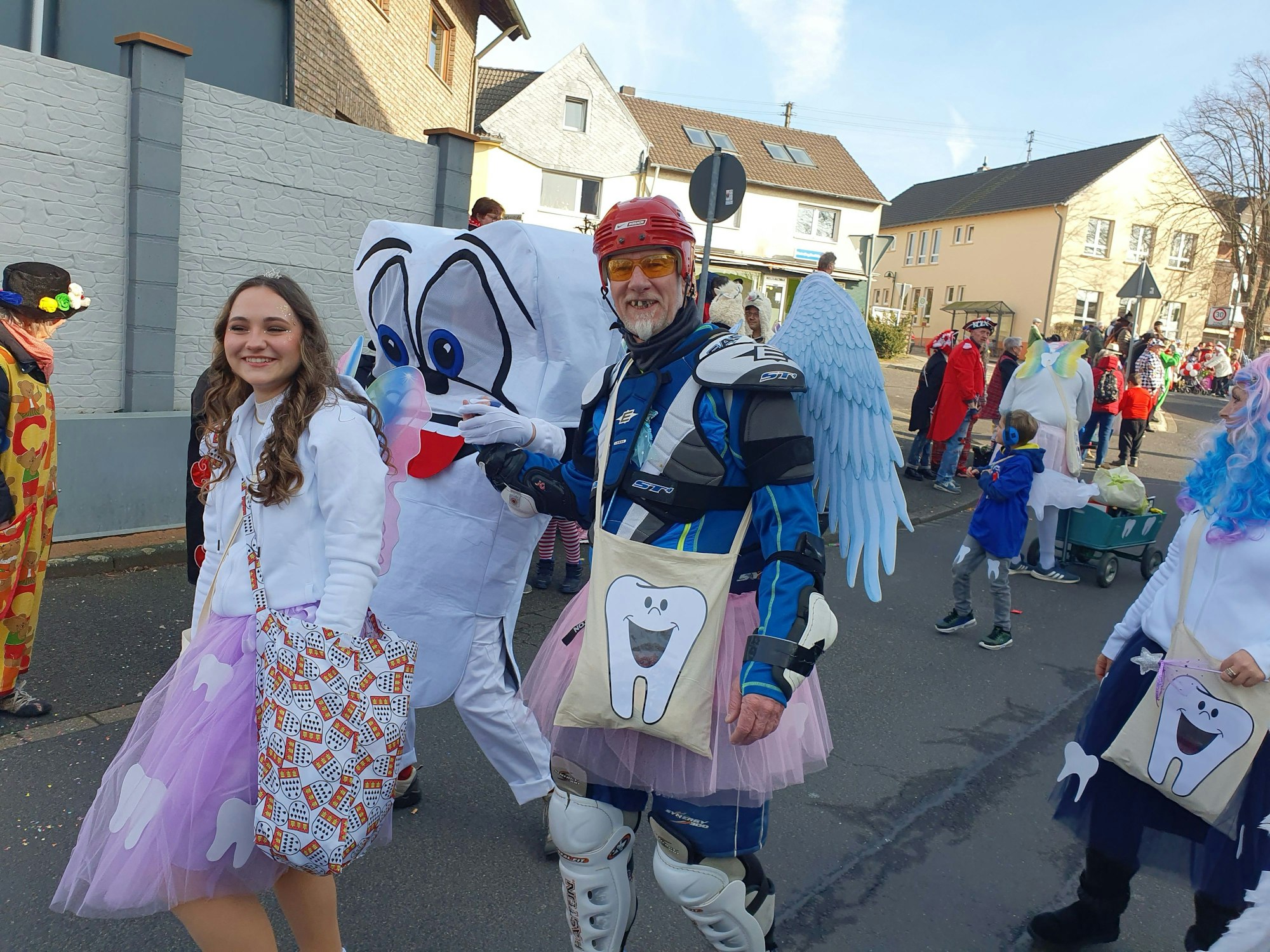 Mut zur (Zahn-)Lücke: Die Zahnfeen und ihr kariöser Begleiter gingen im Zug am Veilchendienstag in Niederkassel mit.