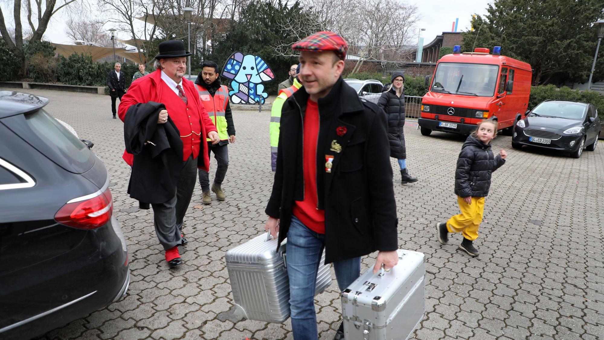 Noten für die Sitzungskapelle und Akkordeon trägt Marc Steffen.