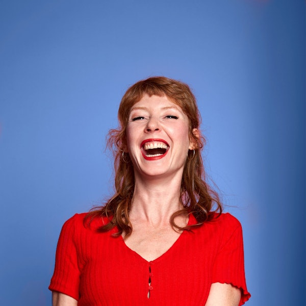 Schauspielerein Sarah Bauerett lacht in die Kamera.