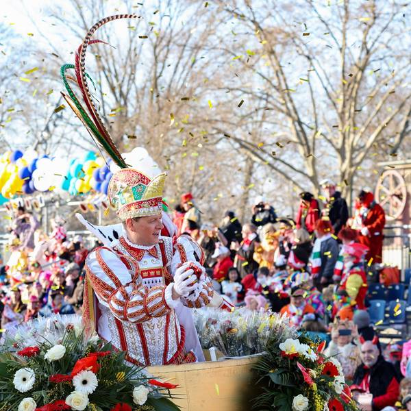 Prinz Boris wirft im Rosenmontagszug eine Handvoll Kamelle auf die kostümierte Menge vor dem Deutzer Bahnhof (Bild von 2023).