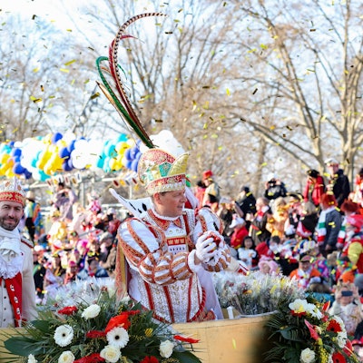 Prinz Boris wirft im Rosenmontagszug eine Handvoll Kamelle auf die kostümierte Menge vor dem Deutzer Bahnhof (Bild von 2023).
