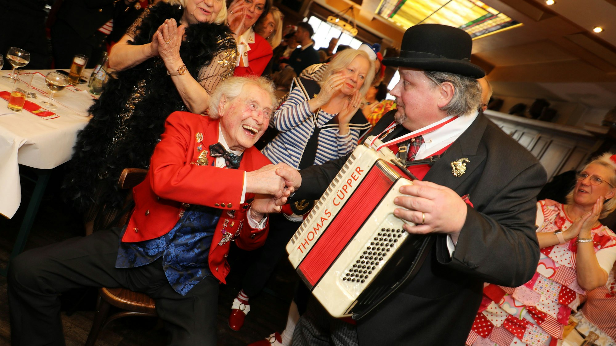 Ludwig Sebus schüttelt Thomas Cüpper die Hand.