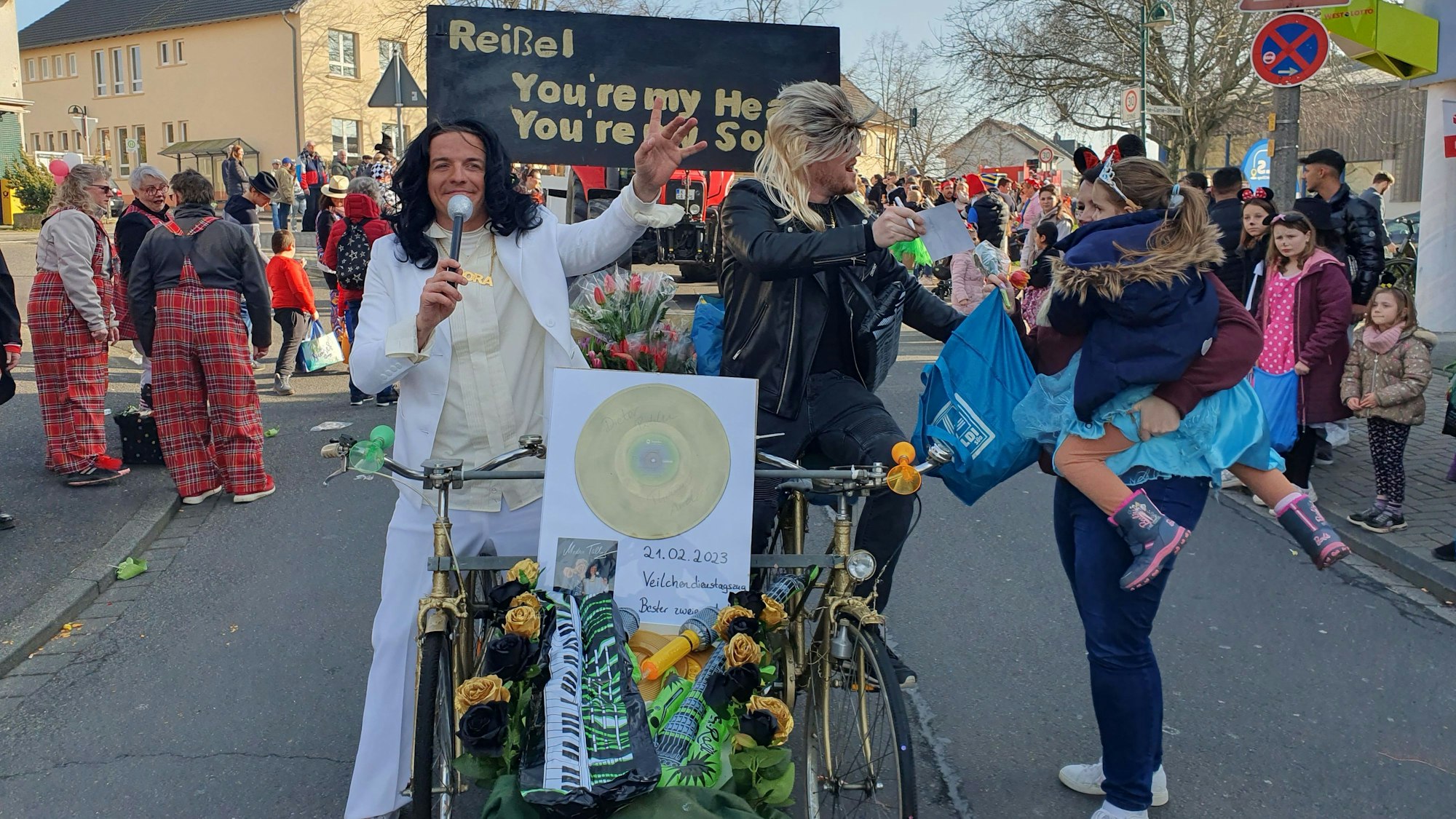 Zwei Männer als Doppelgänger von Modern Talking beim Ranzeler Zug