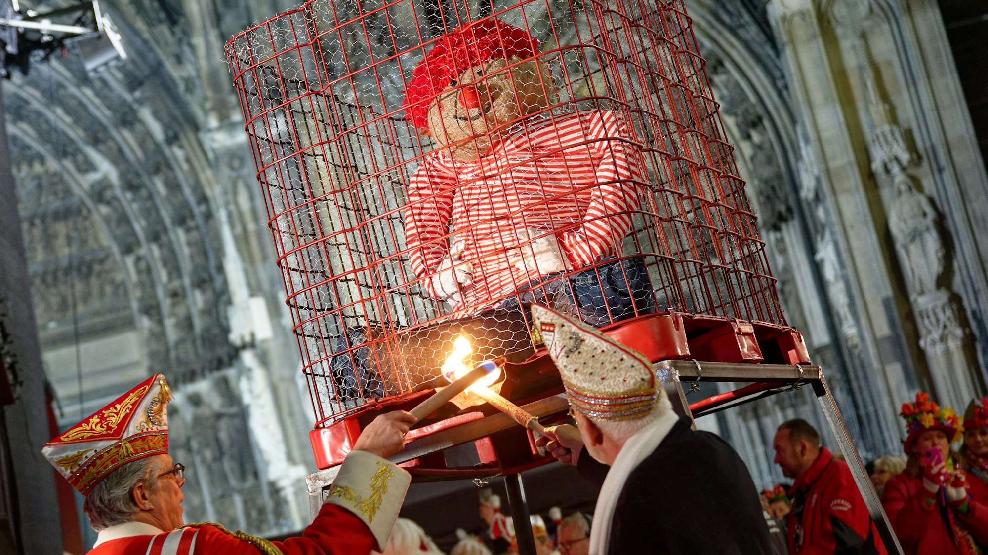 Nubbel in einem Käfig vor dem Kölner Dom