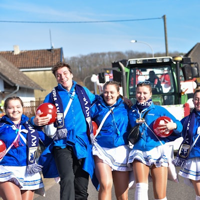 Endlich wieder fiere und danze: Die Jungs und Mädels der KV Vlatten hatten sichtlich Spaß an der Freud beim Zoch durch ihren Heimatort.