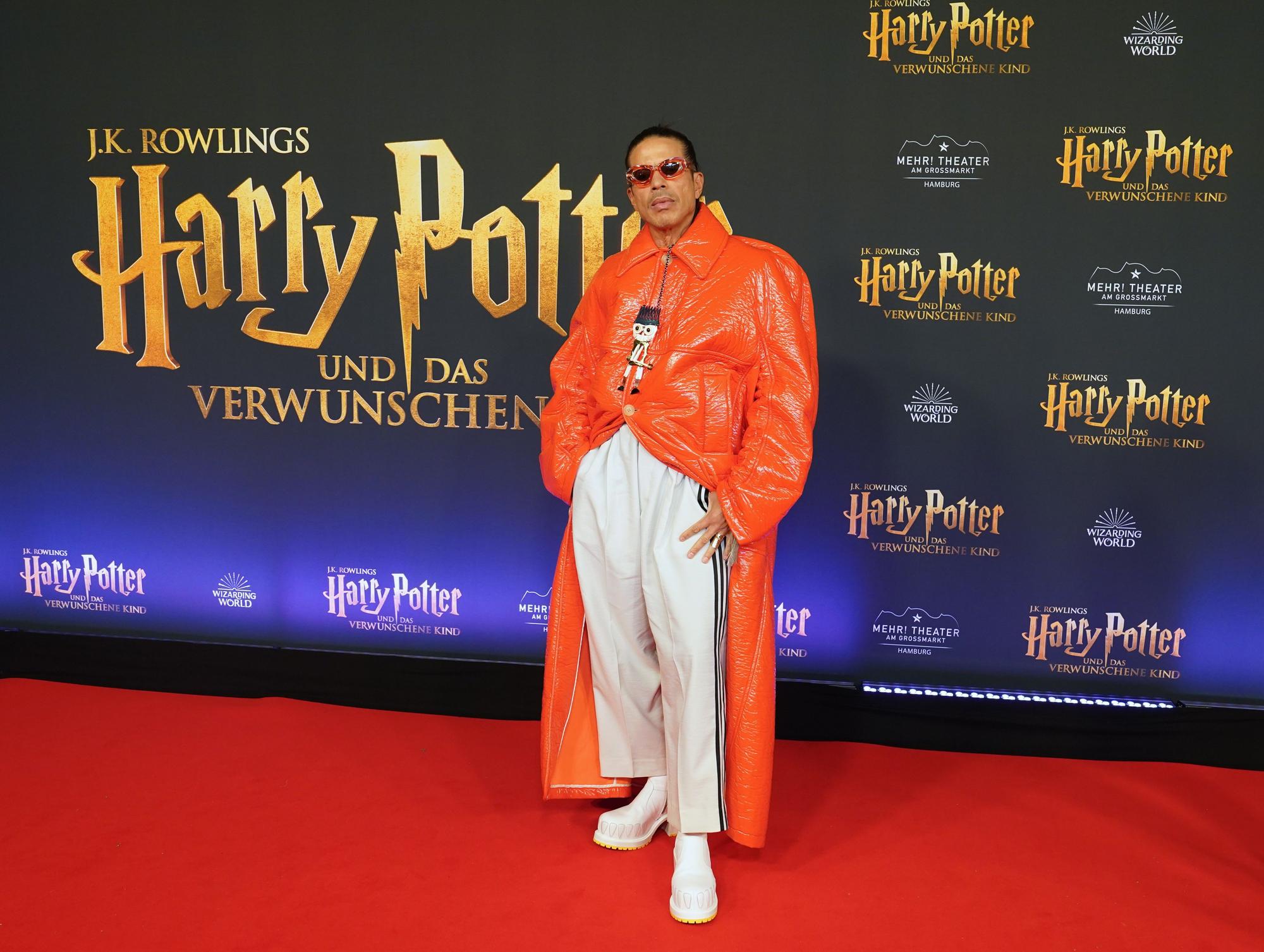 Jorge González, Choreograf und Model, geht über den roten Teppich zur Premiere der neu inszenierten Show "Harry Potter und das verwunschene Kind· im Mehr! Theater am Großmarkt.