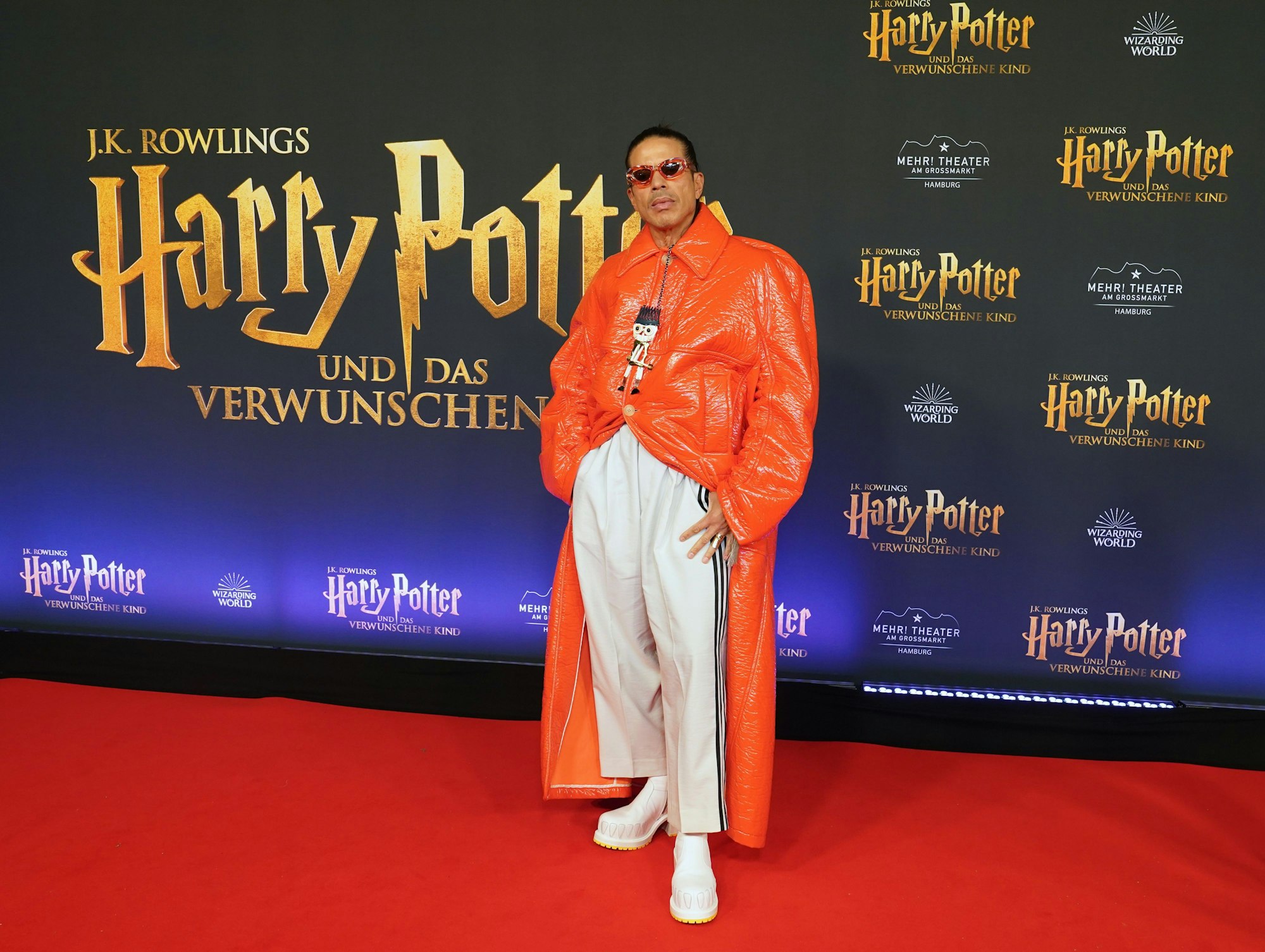Jorge González, Choreograf und Model, geht über den roten Teppich zur Premiere der neu inszenierten Show "Harry Potter und das verwunschene Kind· im Mehr! Theater am Großmarkt.