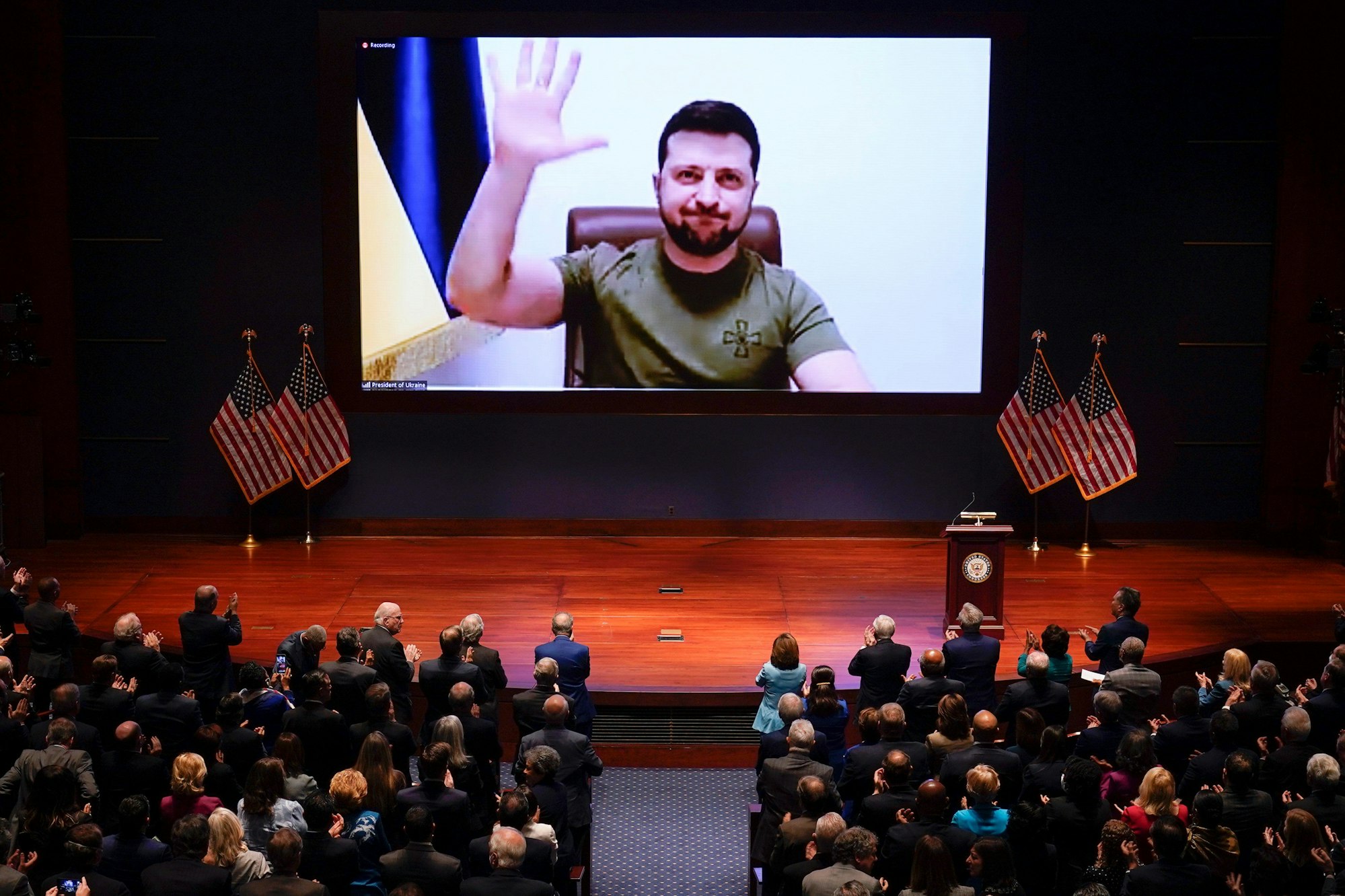 Washington am 16. März 2022: Mitglieder des US-Kongresses geben Wolodymyr Selenskyj (Monitor), Präsident der Ukraine, stehende Ovationen.