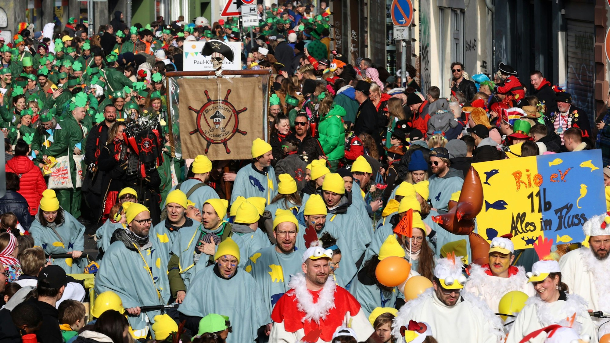 „Fredde op d'r janze Welt en d'r Ukraine un o'm Ihrefeld“ hieß das Motto des Dienstagszuges.