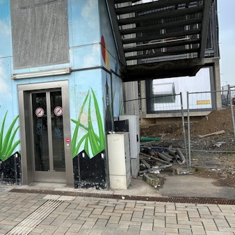 Der neue Aufzug am Bahnhof Opladen kurz vor Inbetriebnahme