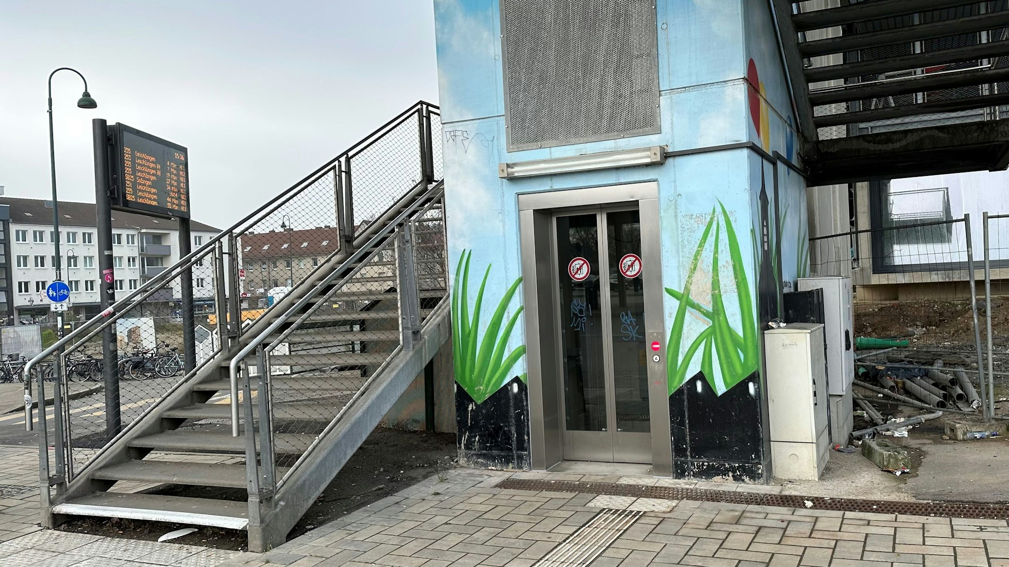 Der neue Aufzug am Bahnhof Opladen kurz vor Inbetriebnahme