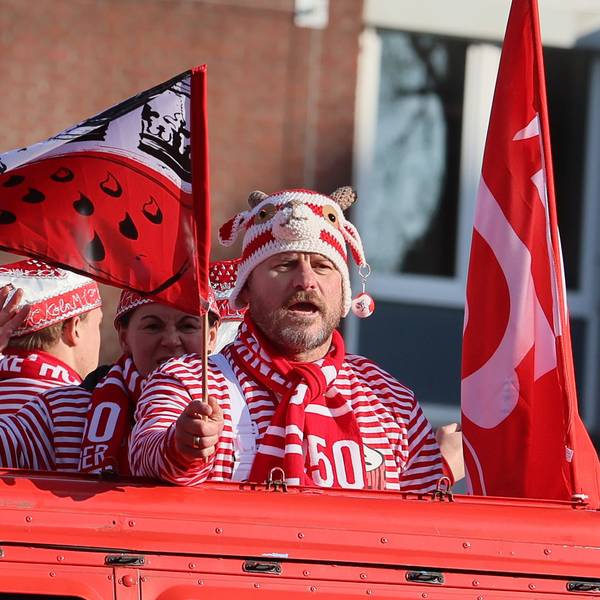 Steffen Baumgart entschied sich bei der Wahl seiner Kopfbedeckung für den Rosenmontagszug für die Häkelmütze, die er mit einem Fan getauscht hatte. Und landete damit einen Volltreffer.