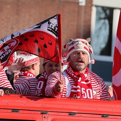 Steffen Baumgart entschied sich bei der Wahl seiner Kopfbedeckung für den Rosenmontagszug für die Häkelmütze, die er mit einem Fan getauscht hatte. Und landete damit einen Volltreffer.