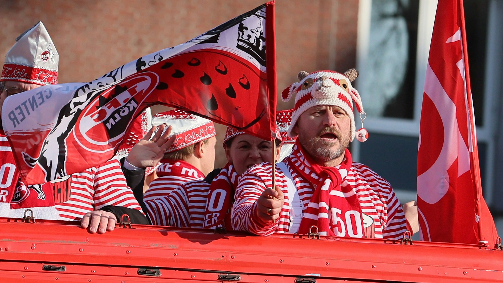 Steffen Baumgart mit FC-Fahne auf dem Wagen des 1. FC Köln im Rosenmontagszug