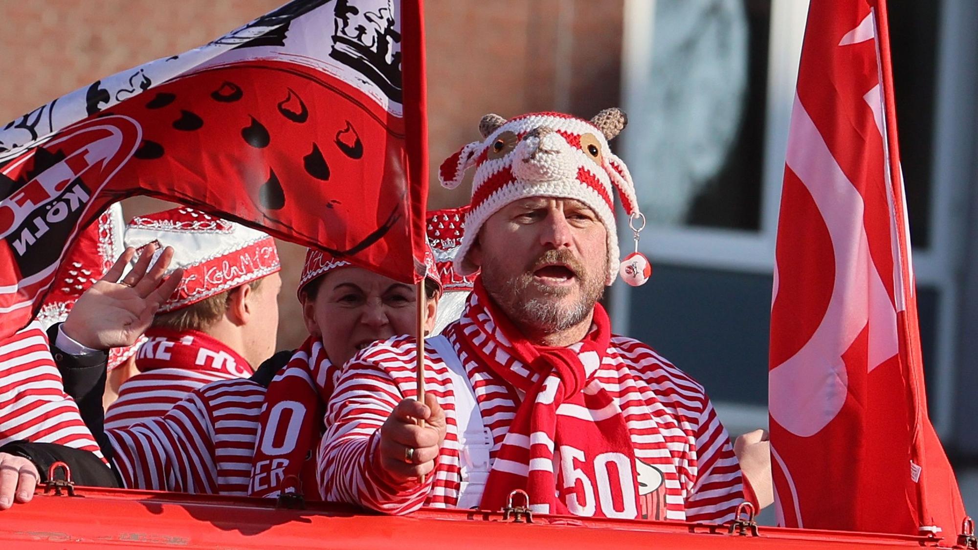 Steffen Baumgart entschied sich bei der Wahl seiner Kopfbedeckung für den Rosenmontagszug für die Häkelmütze, die er mit einem Fan getauscht hatte. Und landete damit einen Volltreffer.