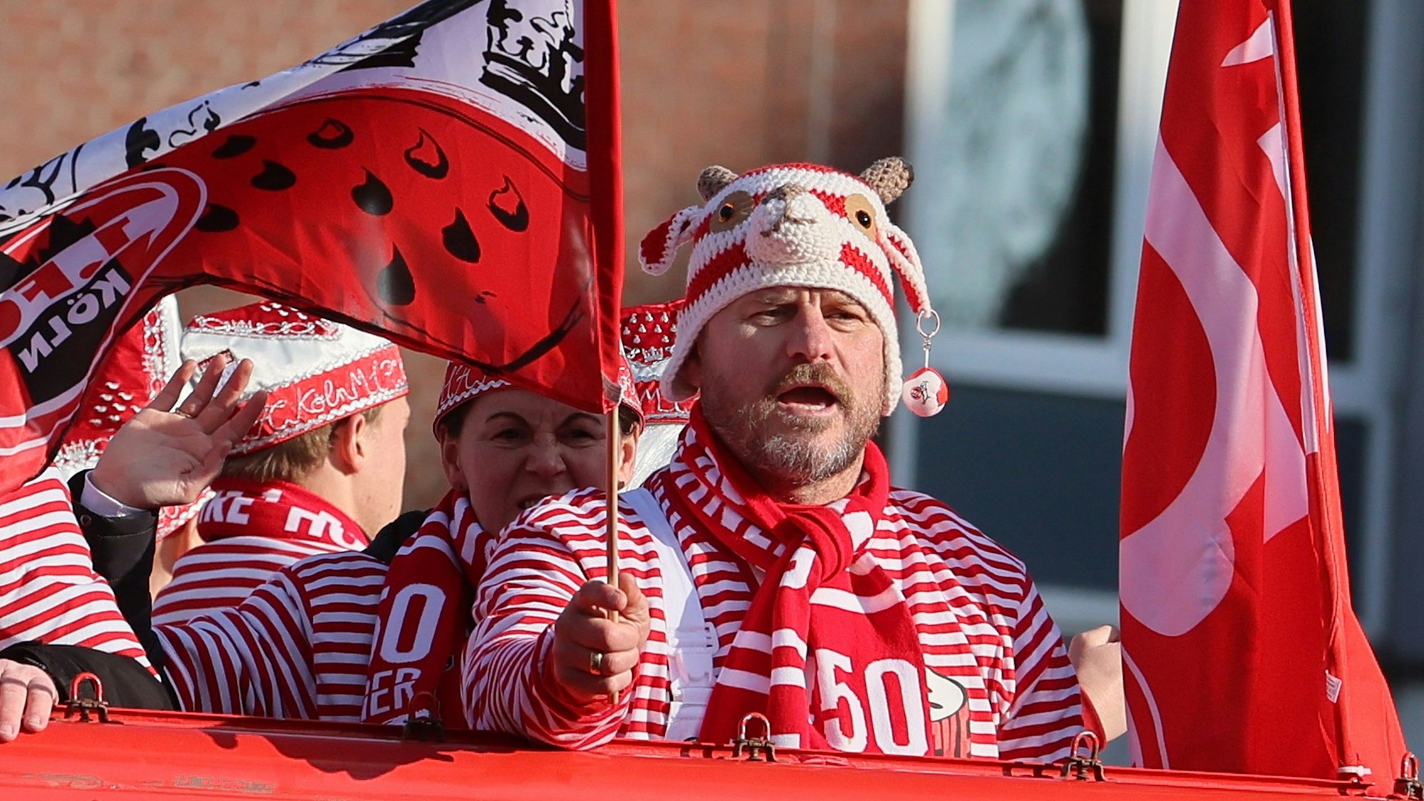 Steffen Baumgart entschied sich bei der Wahl seiner Kopfbedeckung für den Rosenmontagszug für die Häkelmütze, die er mit einem Fan getauscht hatte. Und landete damit einen Volltreffer.