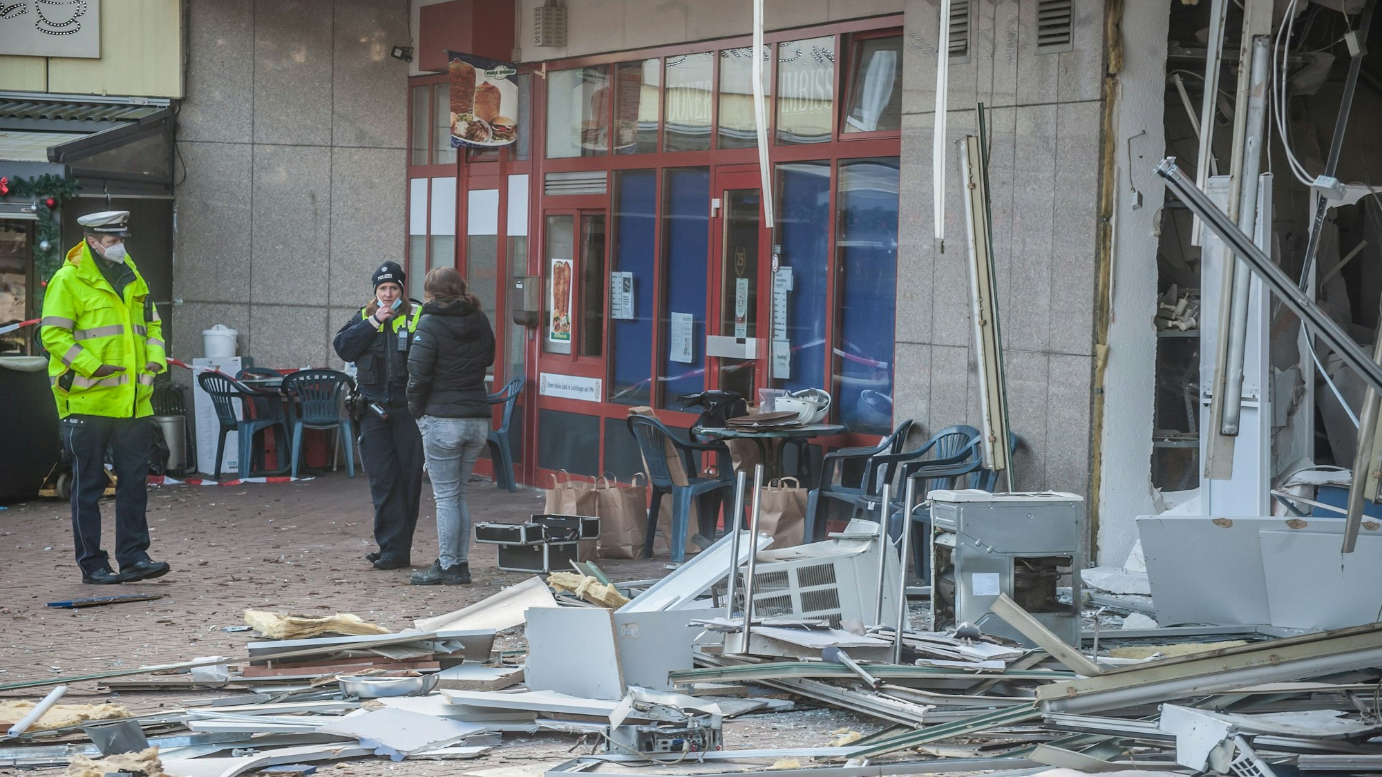 Die Deutsche Bank in Leichlingen ist nach einer Automatensprengung schwer beschädigt.