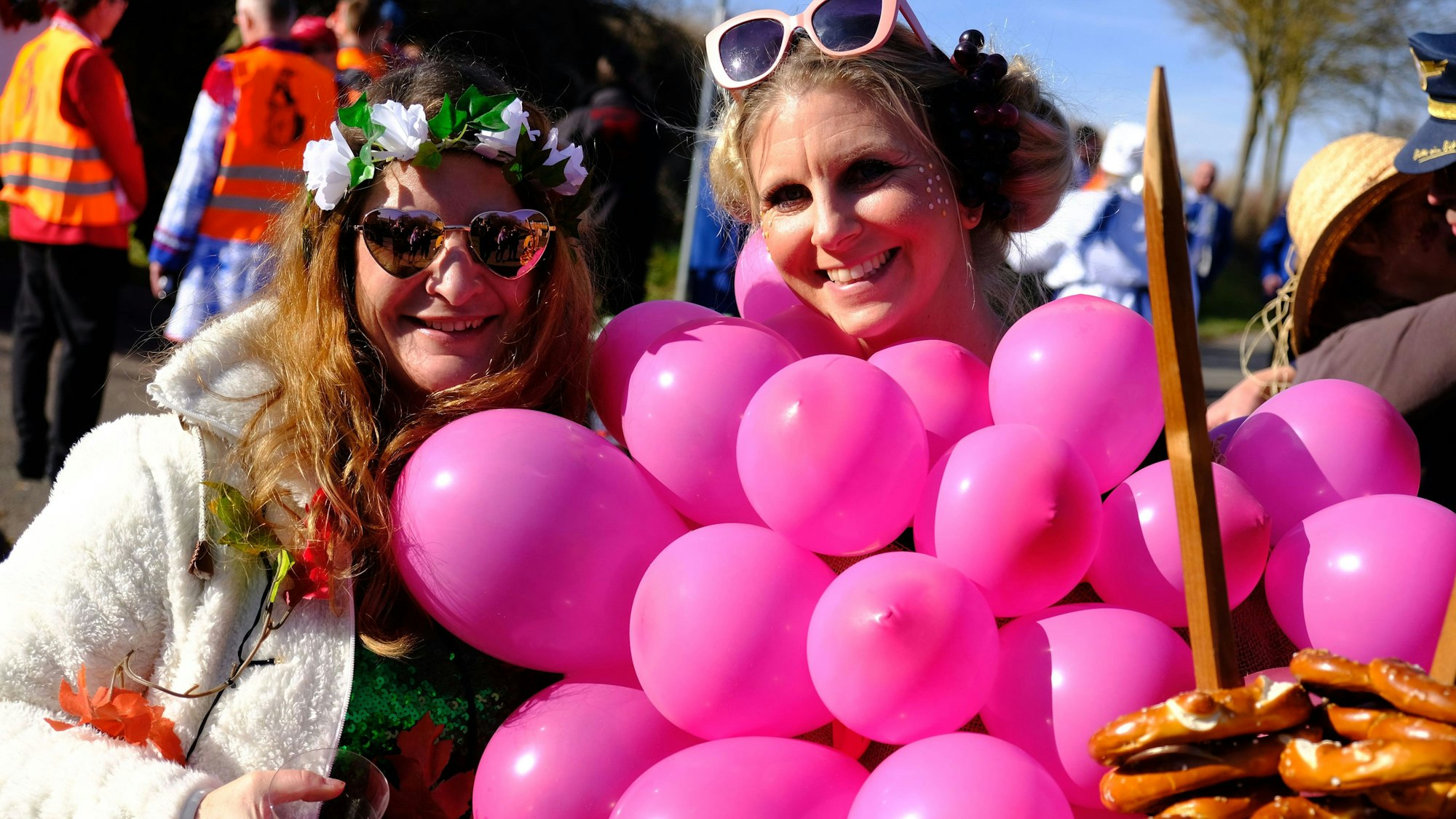 Eine Fußgruppe des FC Scheven begeisterte als die Winzer vom Aleberg inklusiver lebendiger Weinrebee beim Veilchendienstagszug in Scheven.