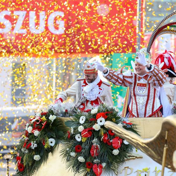 Prinz Boris auf dem Wagen im Rosenmontagszug im Konfettiregen.
