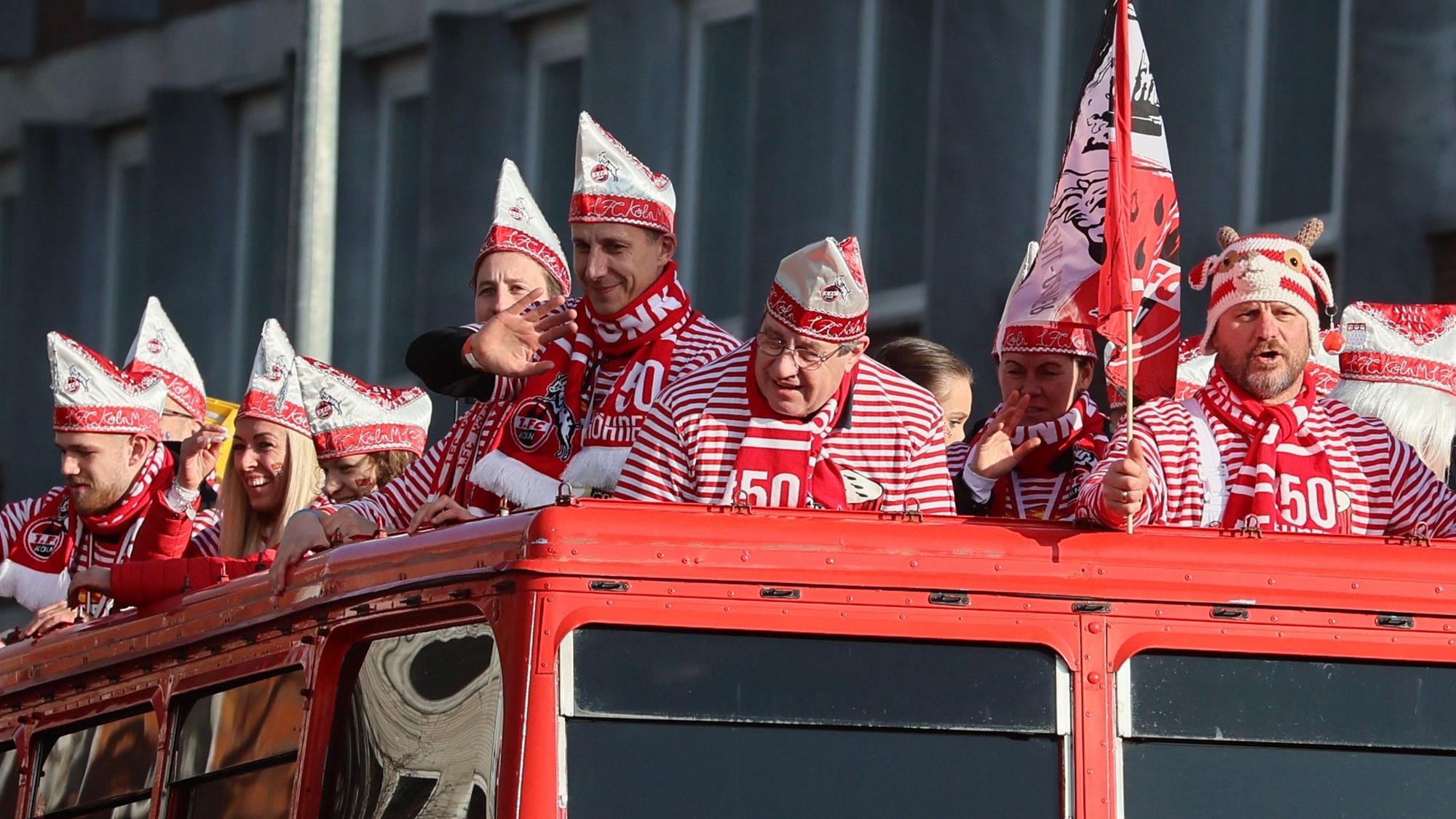 Die FC-Delegation auf ihrem Bus im Rosenmontagszug, zu sehen sind unter anderem Steffen Baumgart, Manager Christian Keller und Präsident Werner Wolf.