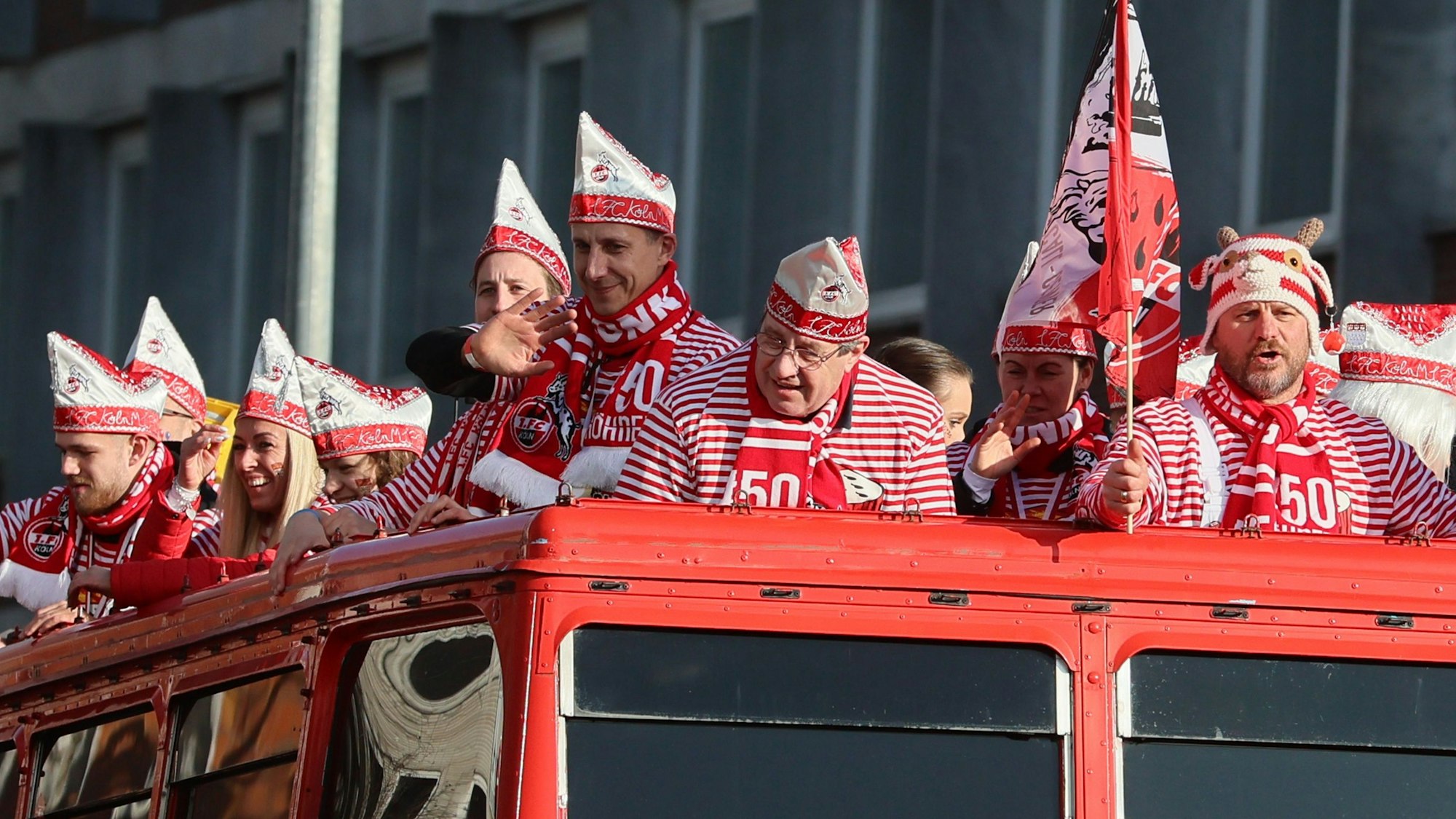 Die FC-Delegation auf ihrem Bus im Rosenmontagszug, zu sehen sind unter anderem Steffen Baumgart, Manager Christian Keller und Präsident Werner Wolf.