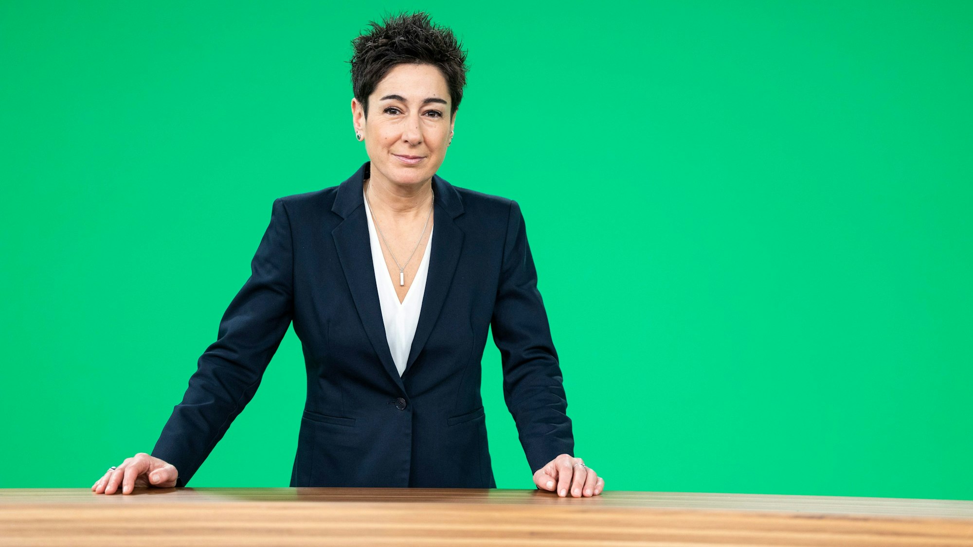 Dunja Hayali präsentiert am 20. Februar um 21.45 Uhr zum ersten Mal das ZDF-Nachrichtenmagazin „heute journal“ als neues Mitglied des Moderatorenteams.