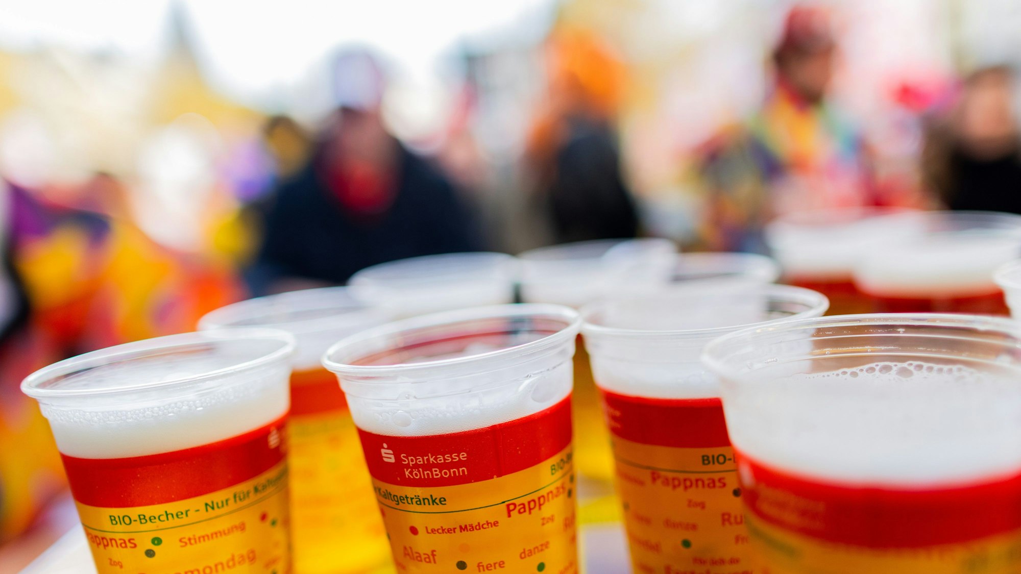 Kölsch wird beim Auftakt der Karnevalssession auf dem Heumarkt verkauft. Nach einem guten Jahresstart im Januar hofften die Kölsch-Hersteller auf einen guten Februar, der traditionell durch die Karnevalsaktivitäten ein Absatzhöhepunkt sei.