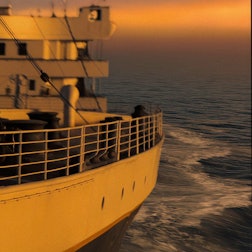 Leonardo DiCaprio als Jack und Kate Winslet als Rose in einer Szene aus „Titanic“.