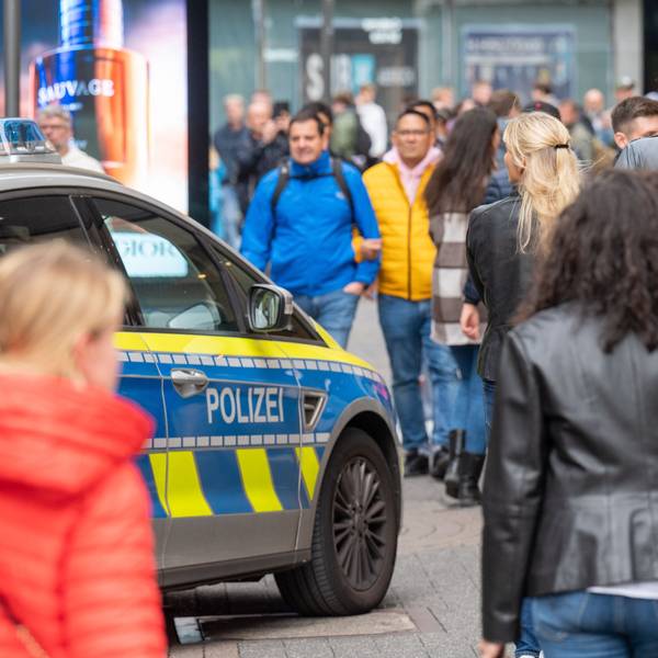 Die Polizei ist in der Schildergasse mit einem Streifenwagen im Einsatz.